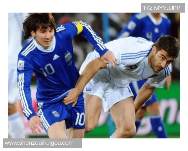 可爱足球球星瞬间集锦 萌态十足的运动员精彩瞬间回顾